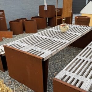 Rustikt udendørsmøbel i brun farve ved siden af huset.